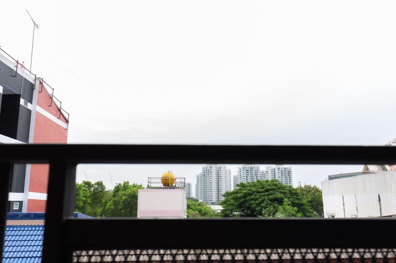 Mango 10 House Hotel Bangkok Bagian luar foto